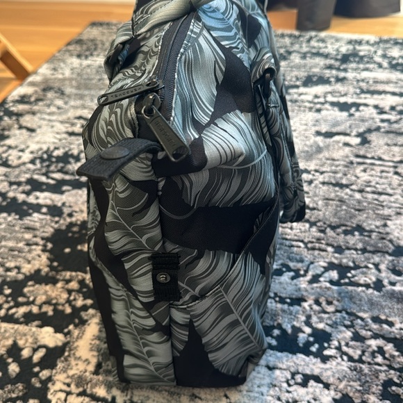 Hershel Palm Zipper Tote Bag - Picture 4 of 6